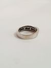 Anel Pisom ouro branco 18K