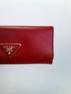 Carteira Prada Saffiano Triangle Continental Flap