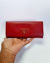Carteira Prada Saffiano Triangle Continental Flap