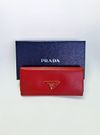 Carteira Prada Saffiano Triangle Continental Flap