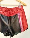 Shorts NK couro