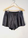 Shorts NK couro