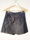 Short Saia Madre Reina couro 