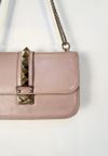 Bolsa Valentino Glam Rock Flap 