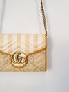 Bolsa Gucci GG Marmont Raffia Wallet on Chain 