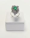 Anel em ouro branco 18K e esmeralda 