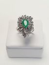 Anel em ouro branco 18K e esmeralda 
