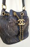Bolsa Chanel CC Drawstring Bucket Bag 