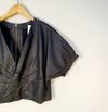 Blusa Cropped Clé couro