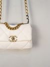 Bolsa Chanel 19 Flap Bag 