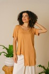 TSHIRT DECOTE U ASSIMETRICA EM MALHA LEVE DE VISCOSE - AMBAR