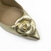 Scarpin Salto Grosso Flor Dourado