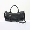 Bolsa Lateral Couro Pingente Triangular Fargo