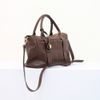Bolsa Lateral Couro Pingente Triangular Fargo