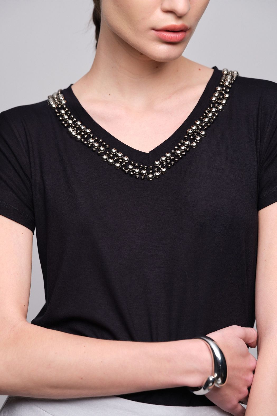 T-shirt Perola Decote Paula Preto