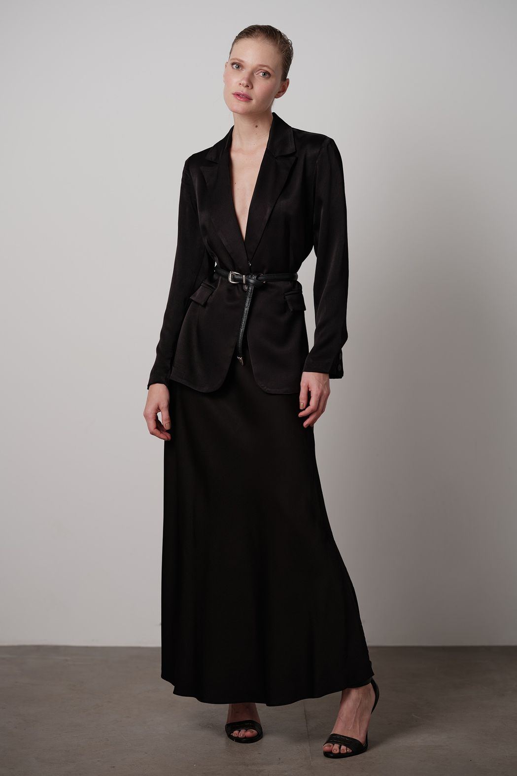 Saia Evasê Longa Crepe Acetinado Preto Helena