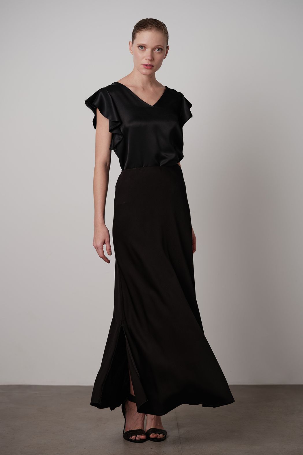 Saia Evasê Longa Crepe Acetinado Preto Helena