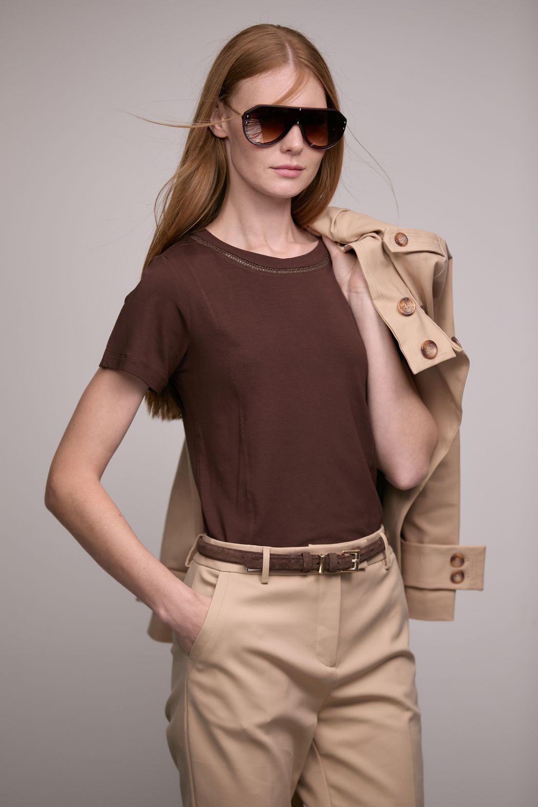 Calça Reta em Gabardine Bege Fábia