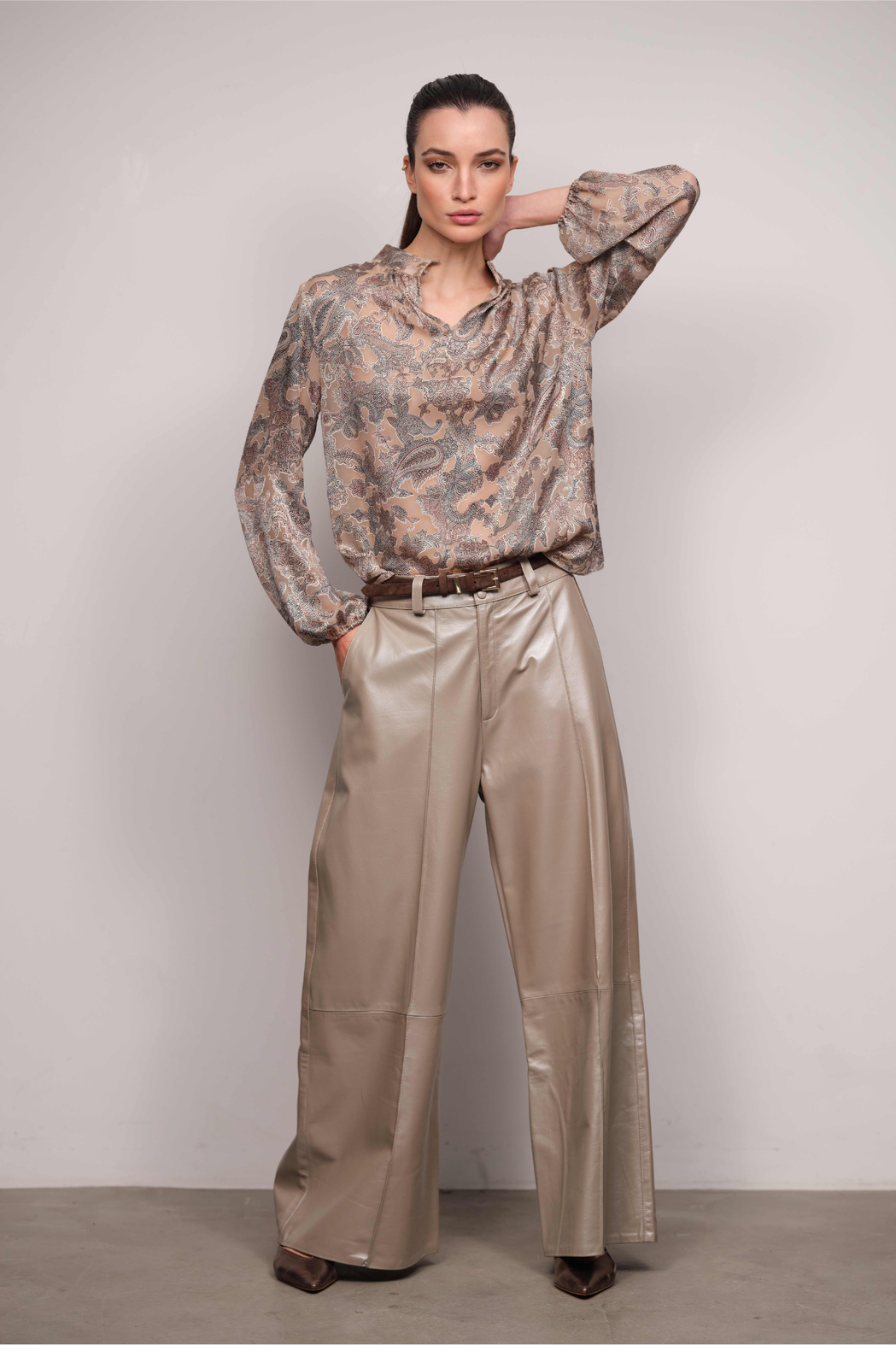 Calça Pantalona  Couro Pelica Concreto Roberta
