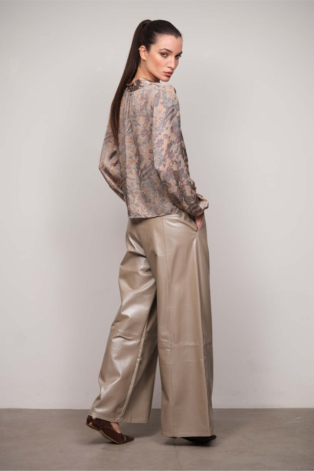 Calça Pantalona  Couro Pelica Concreto Roberta