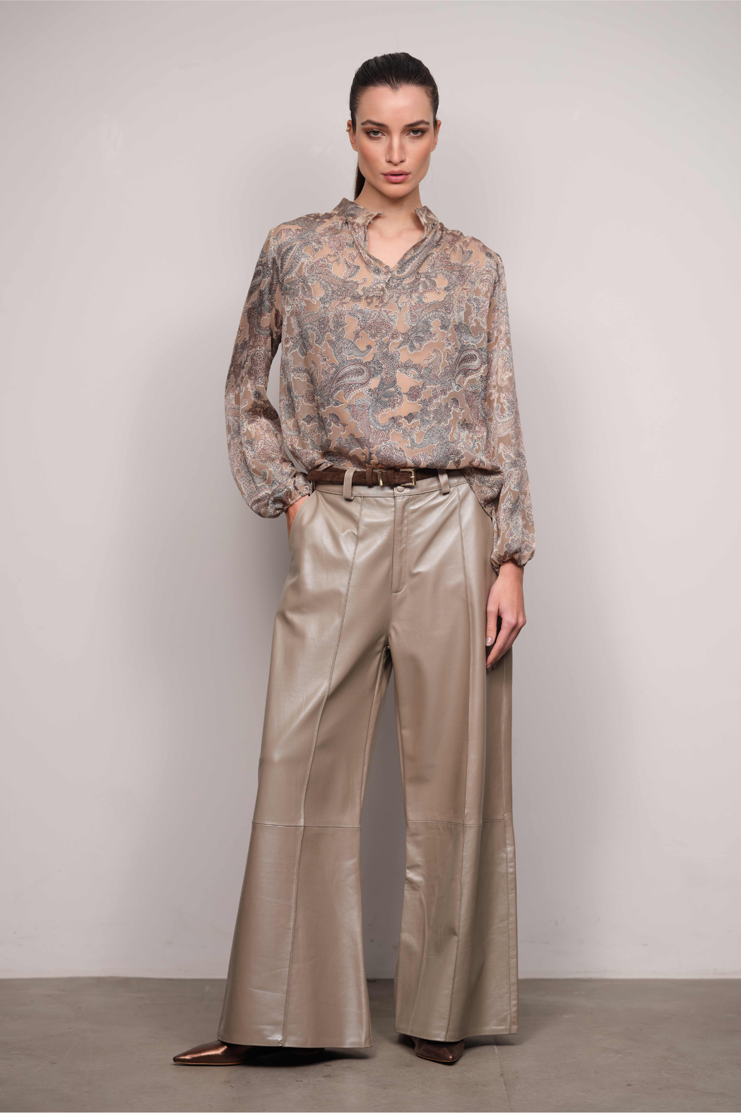 Calça Pantalona  Couro Pelica Concreto Roberta