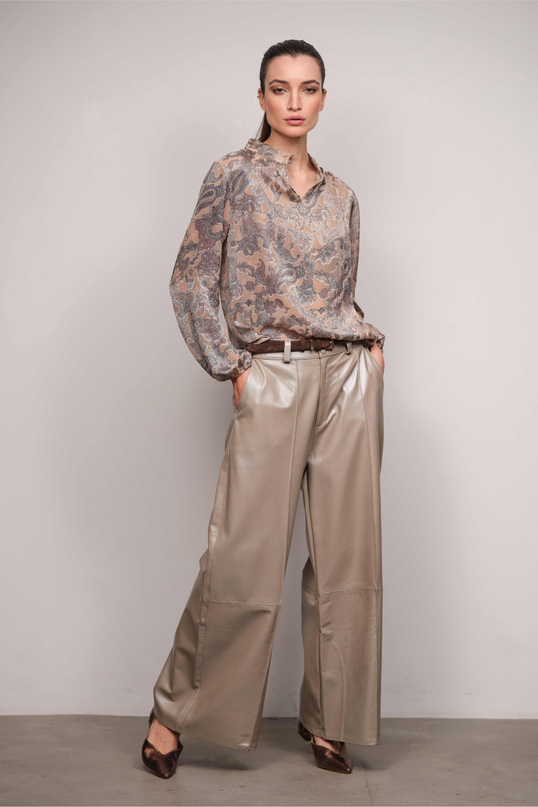 Calça Pantalona  Couro Pelica Concreto Roberta