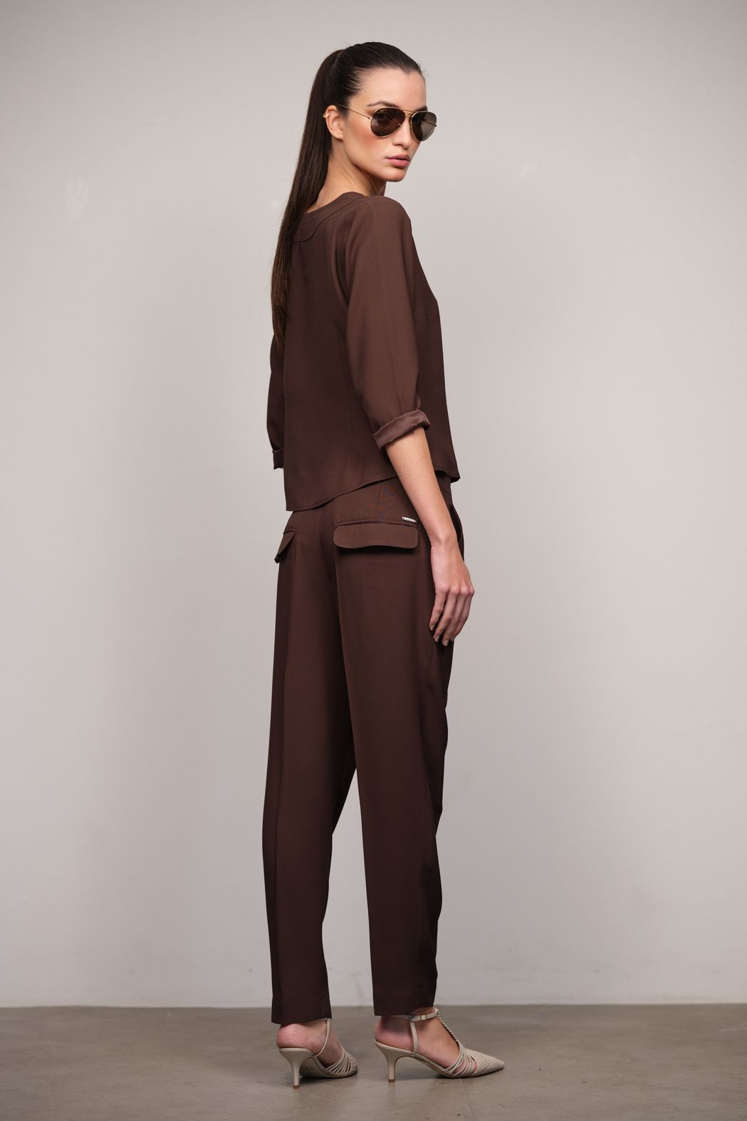 Calça Reta Slim de Crepe Patou Café Leticia