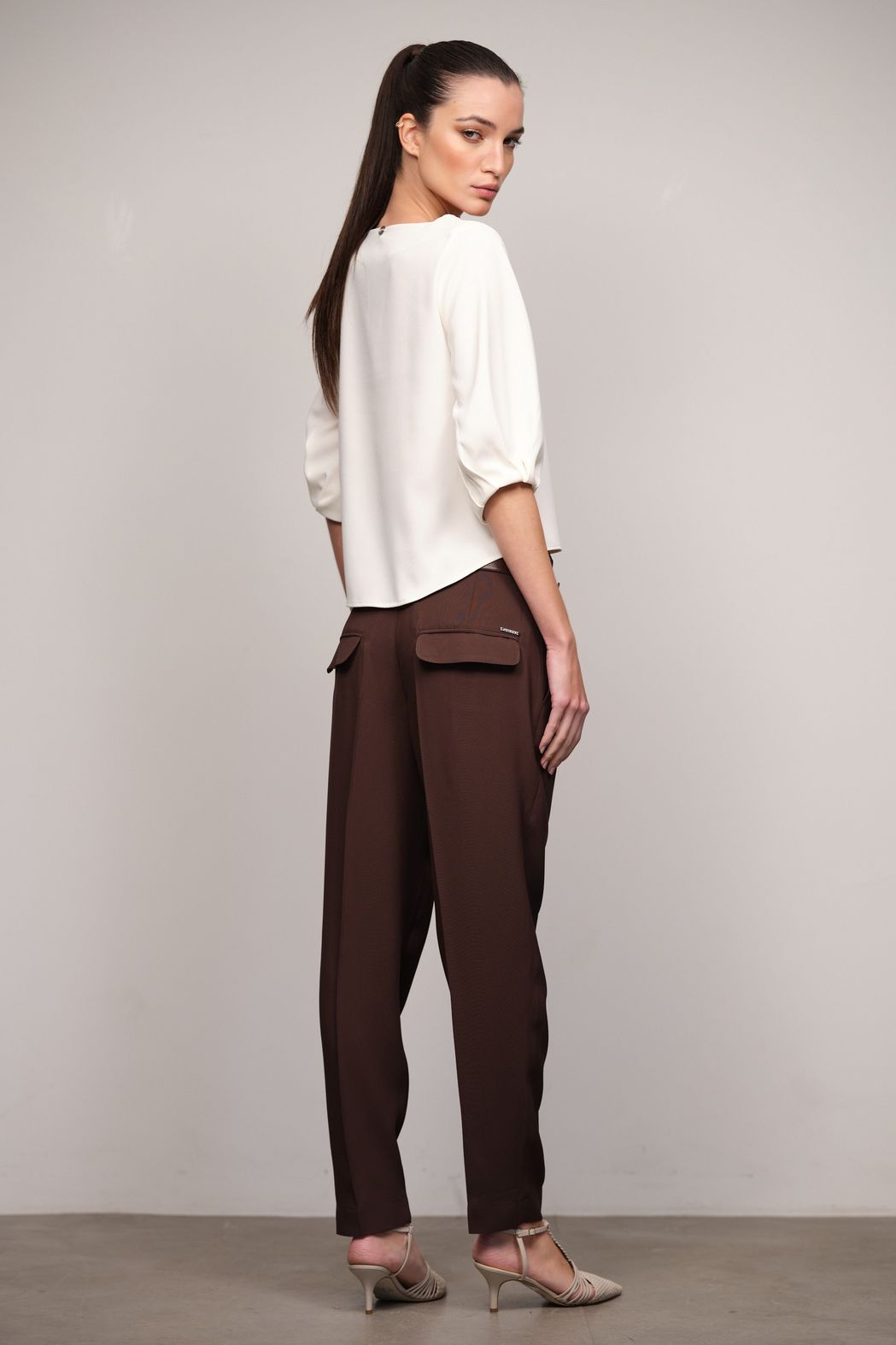 Calça Reta Slim de Crepe Patou Café Leticia
