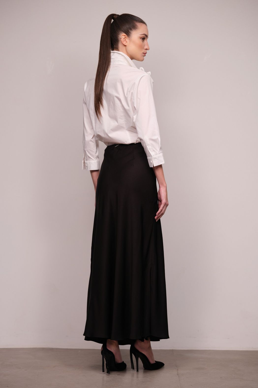 Saia Evasê Longa Crepe Acetinado Preto Helena