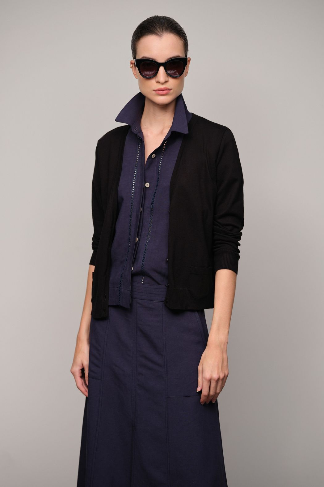 Cardigan Tricot Decote V Com Bolsos Preto Gabriela 