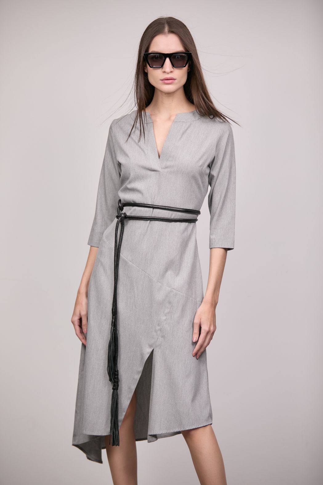 Vestido Decote V Midi Assimétrico em Alfaitaria Cinza Tassia