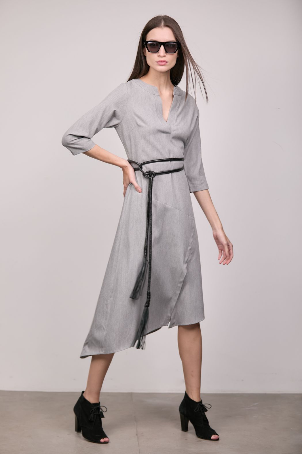 Vestido Decote V Midi Assimétrico em Alfaitaria Cinza Tassia