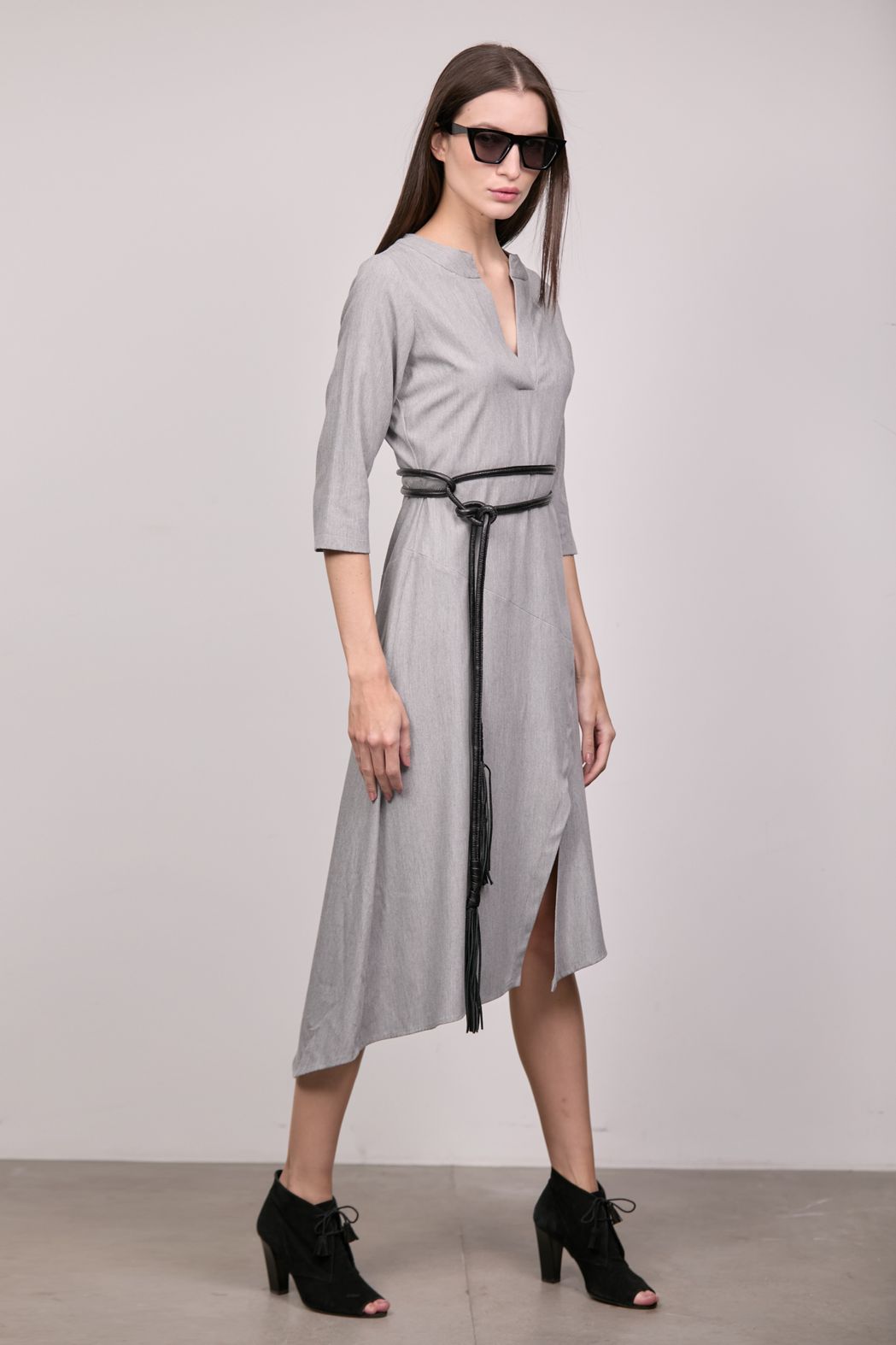 Vestido Decote V Midi Assimétrico em Alfaitaria Cinza Tassia