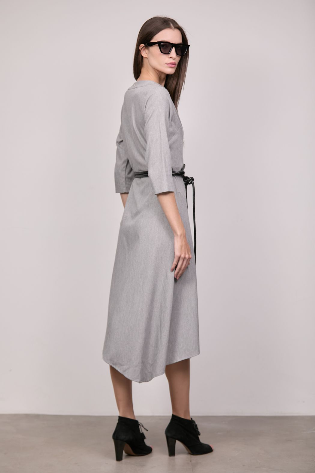 Vestido Decote V Midi Assimétrico em Alfaitaria Cinza Tassia