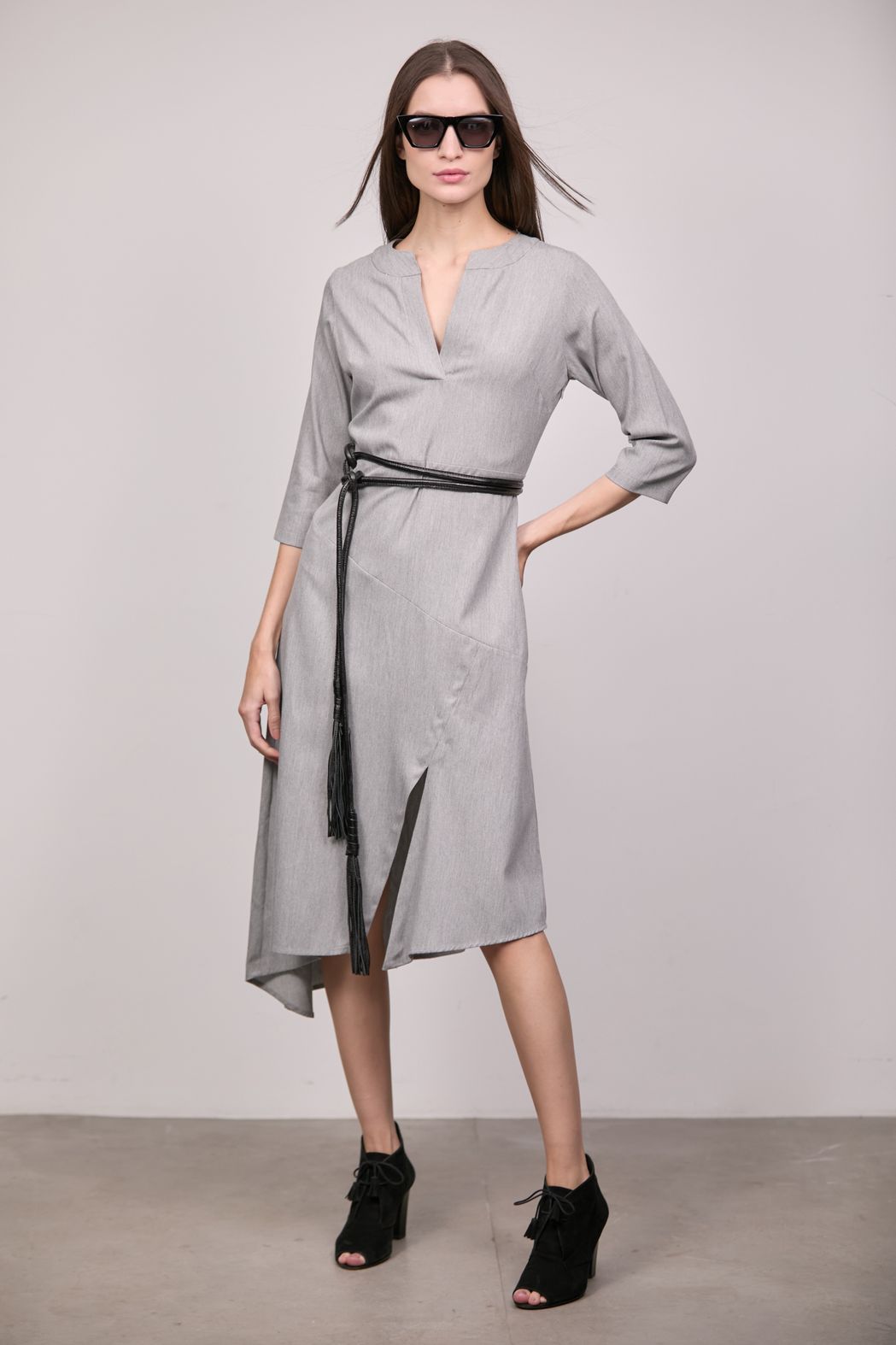 Vestido Decote V Midi Assimétrico em Alfaitaria Cinza Tassia