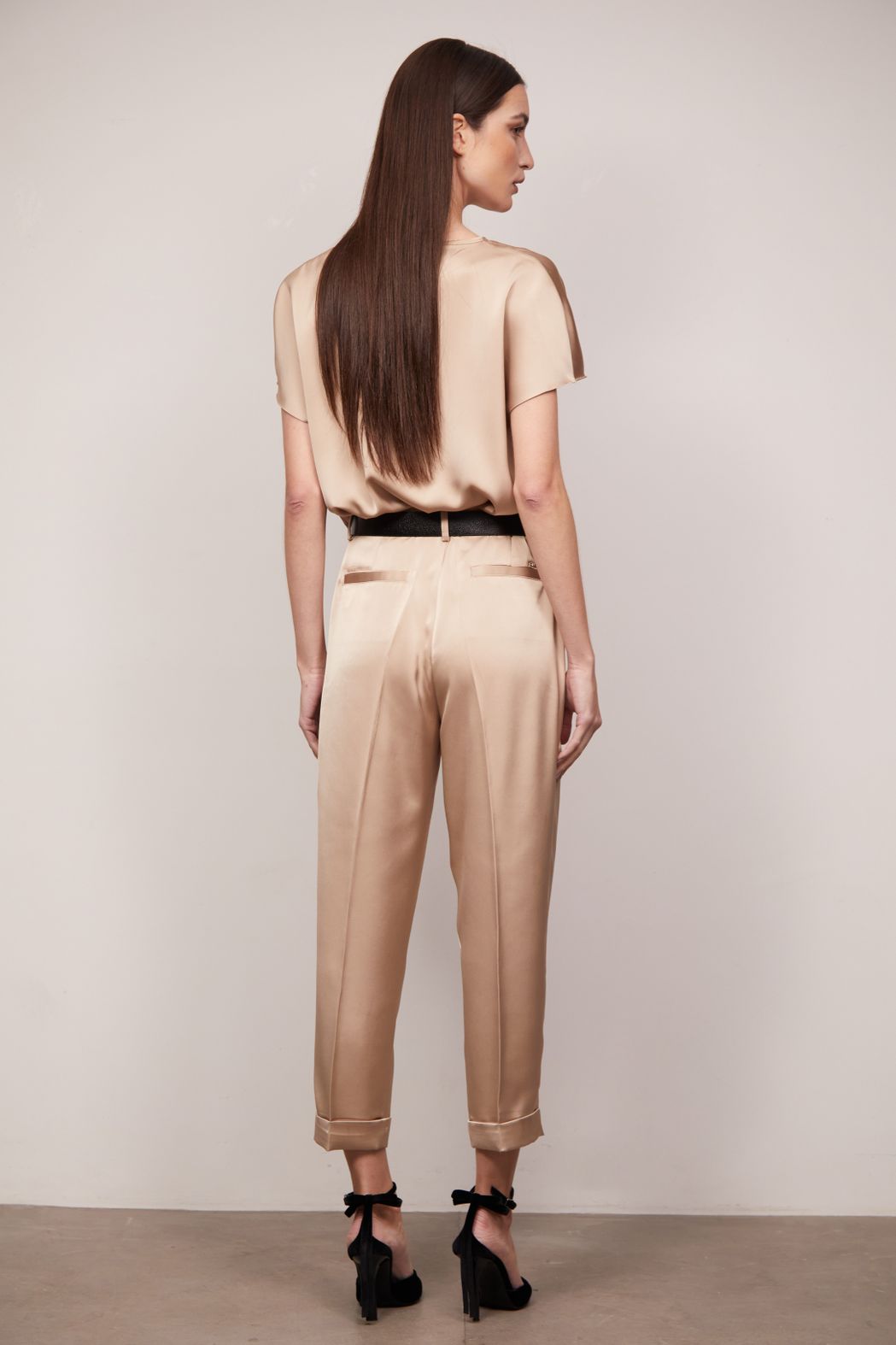 Calça Alfaiataria em Crepe de Cetim Olivia