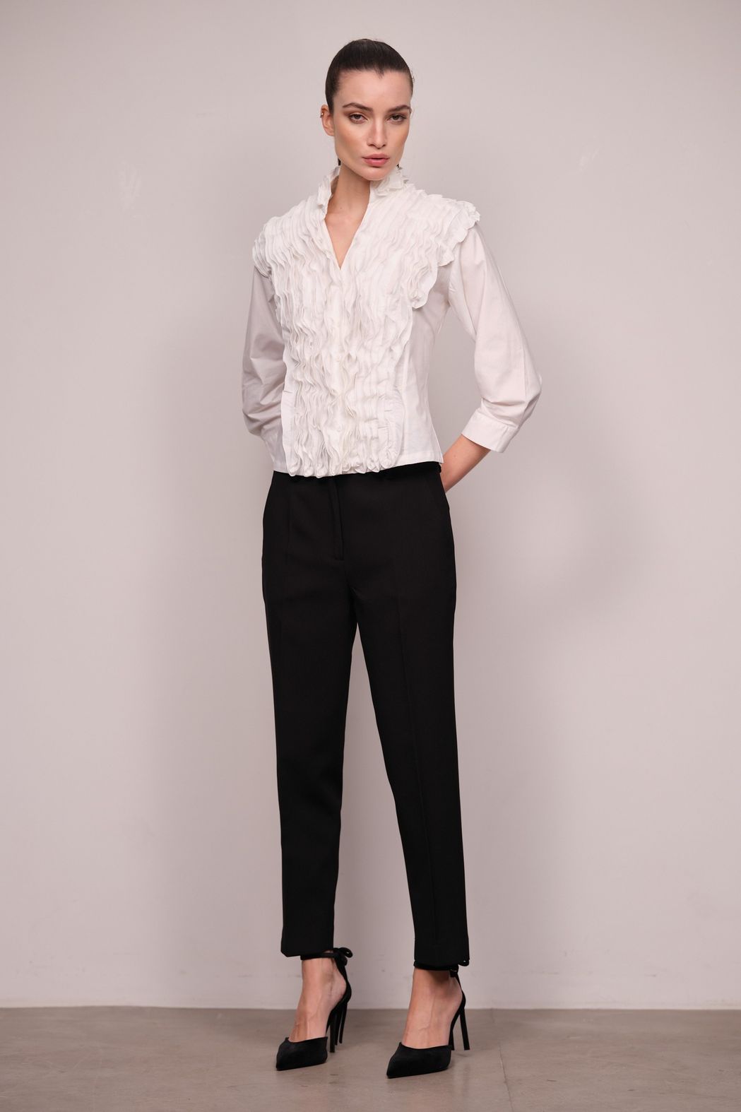 Calça Reta Slim de Crepe Patou Preto Tassia