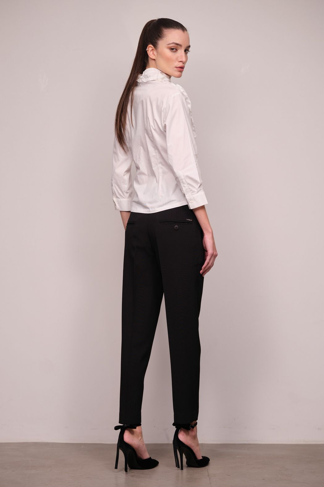 Calça Reta Slim de Crepe Patou Preto Tassia