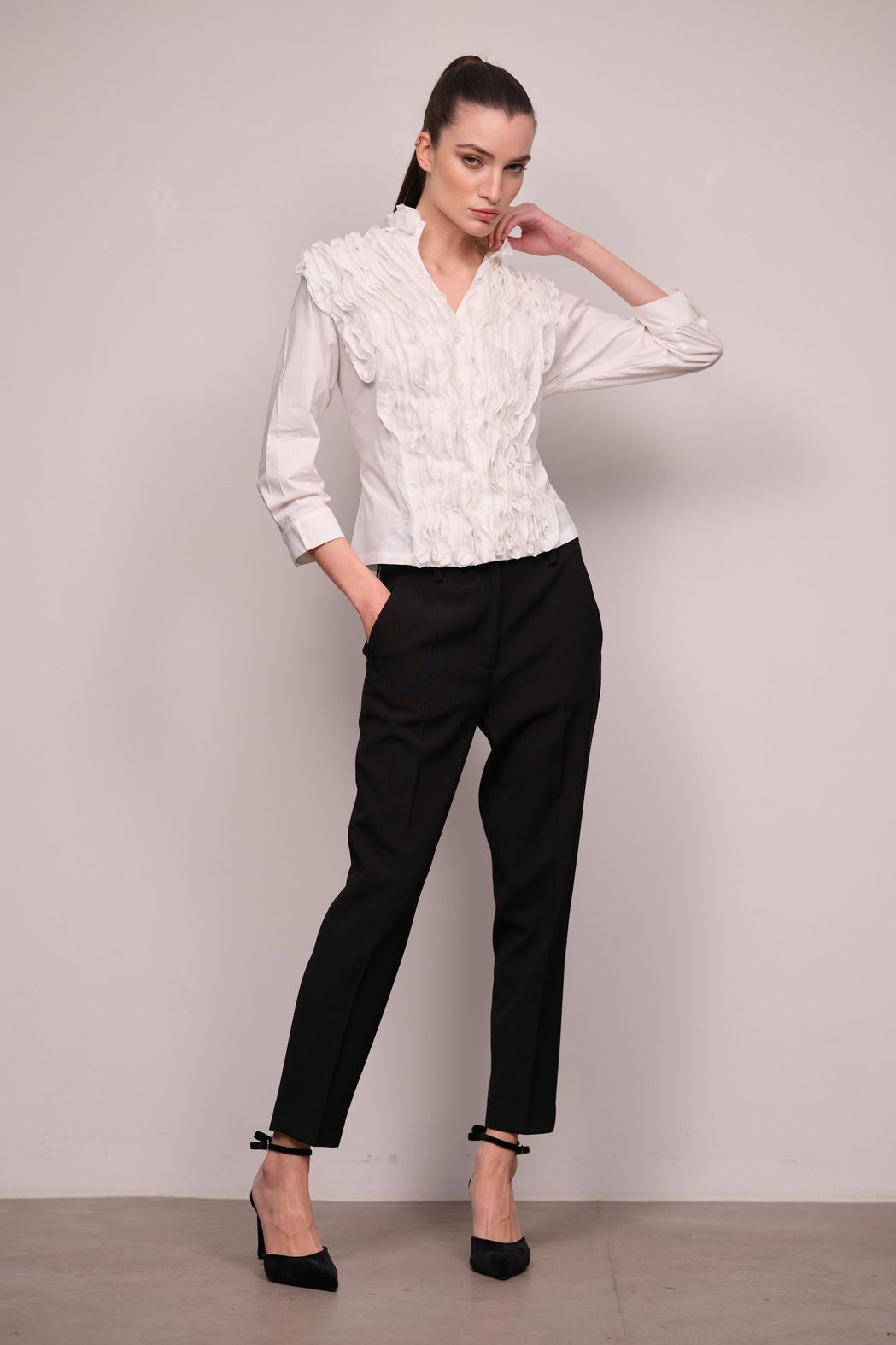 Calça Reta Slim de Crepe Patou Preto Tassia