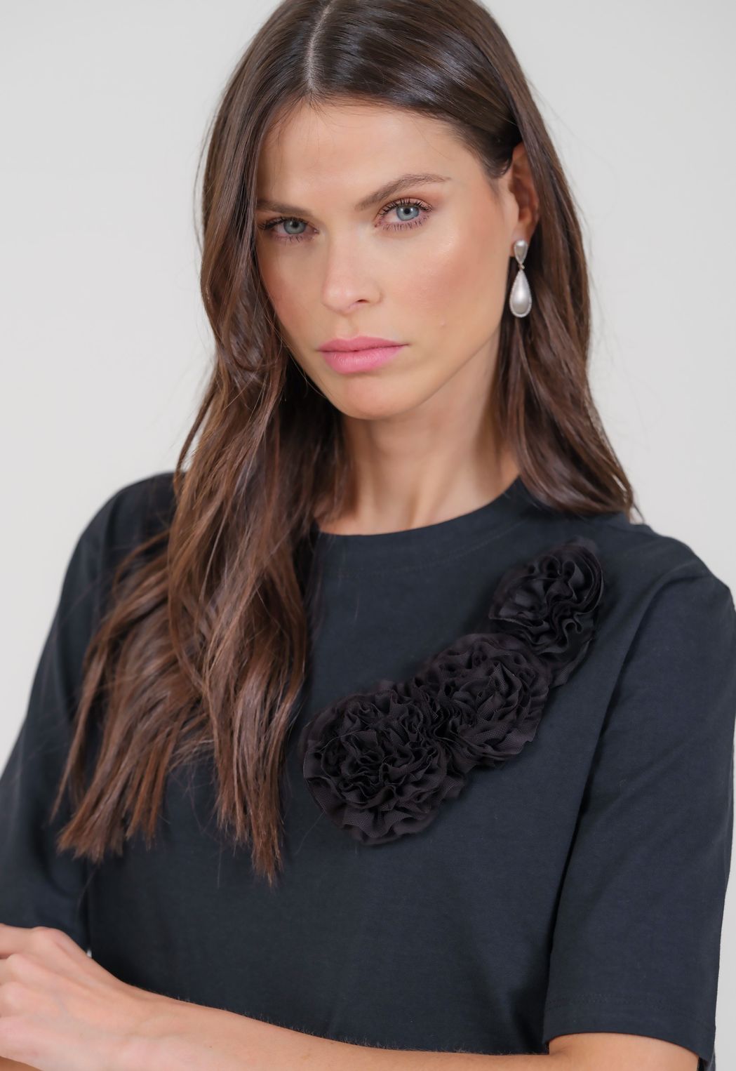 Camiseta Detalhes de Flores Preto Anna