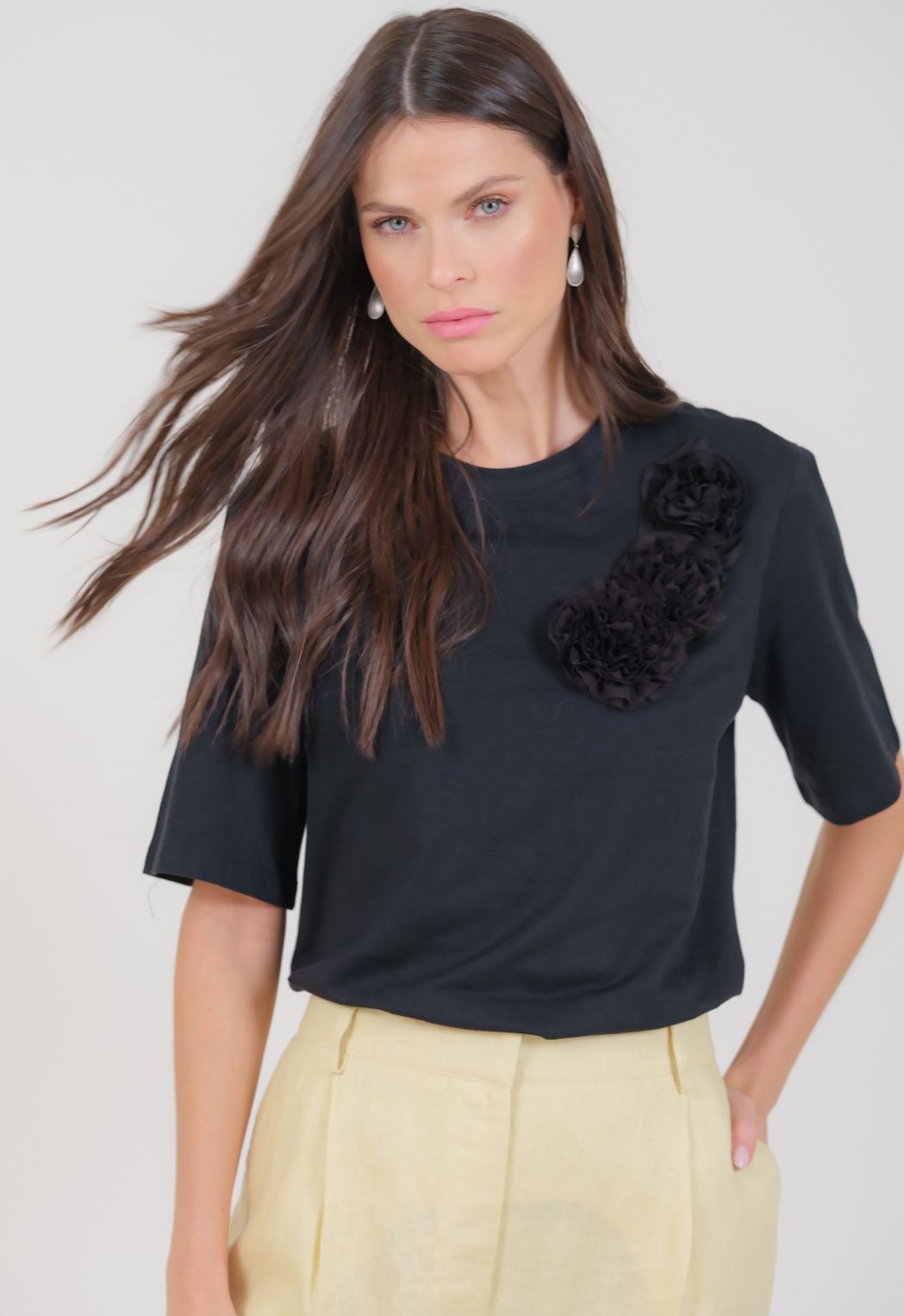 Camiseta Detalhes de Flores Preto Anna
