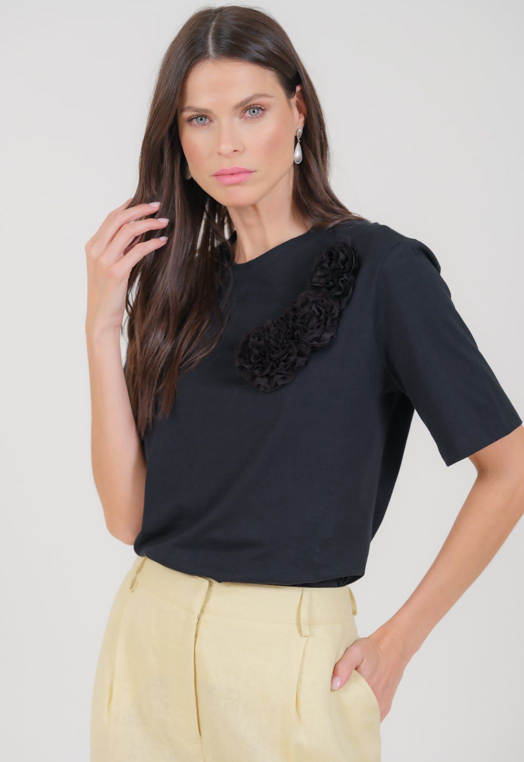 Camiseta Detalhes de Flores Preto Anna