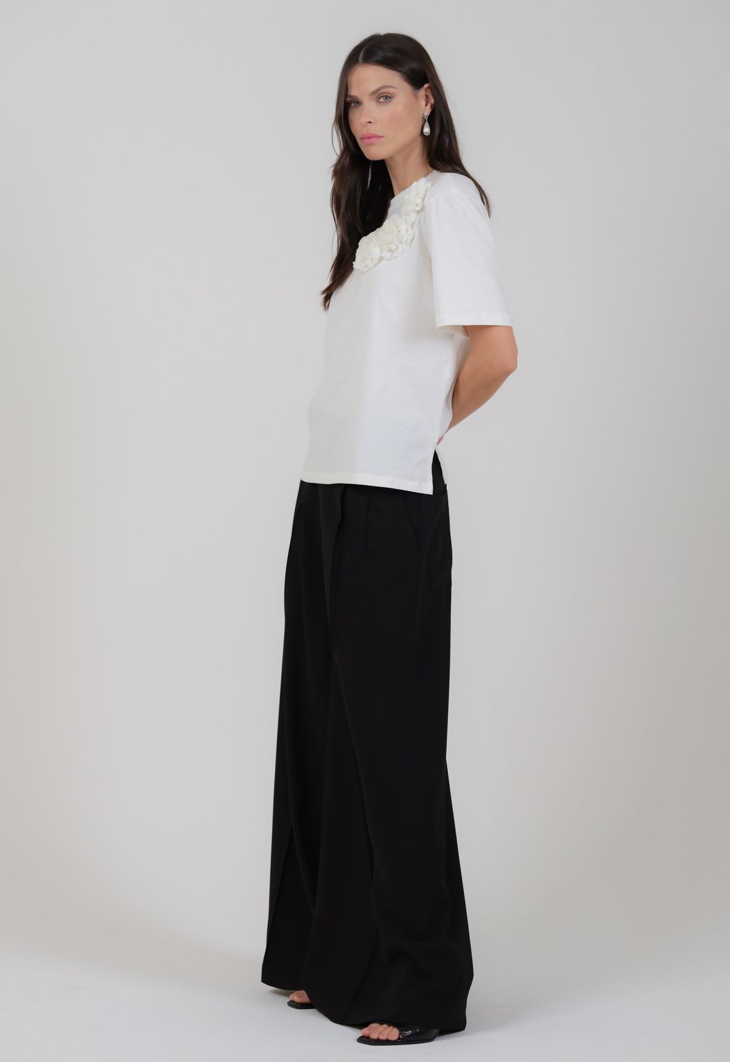 Camiseta Detalhes de Flores Off White Anna