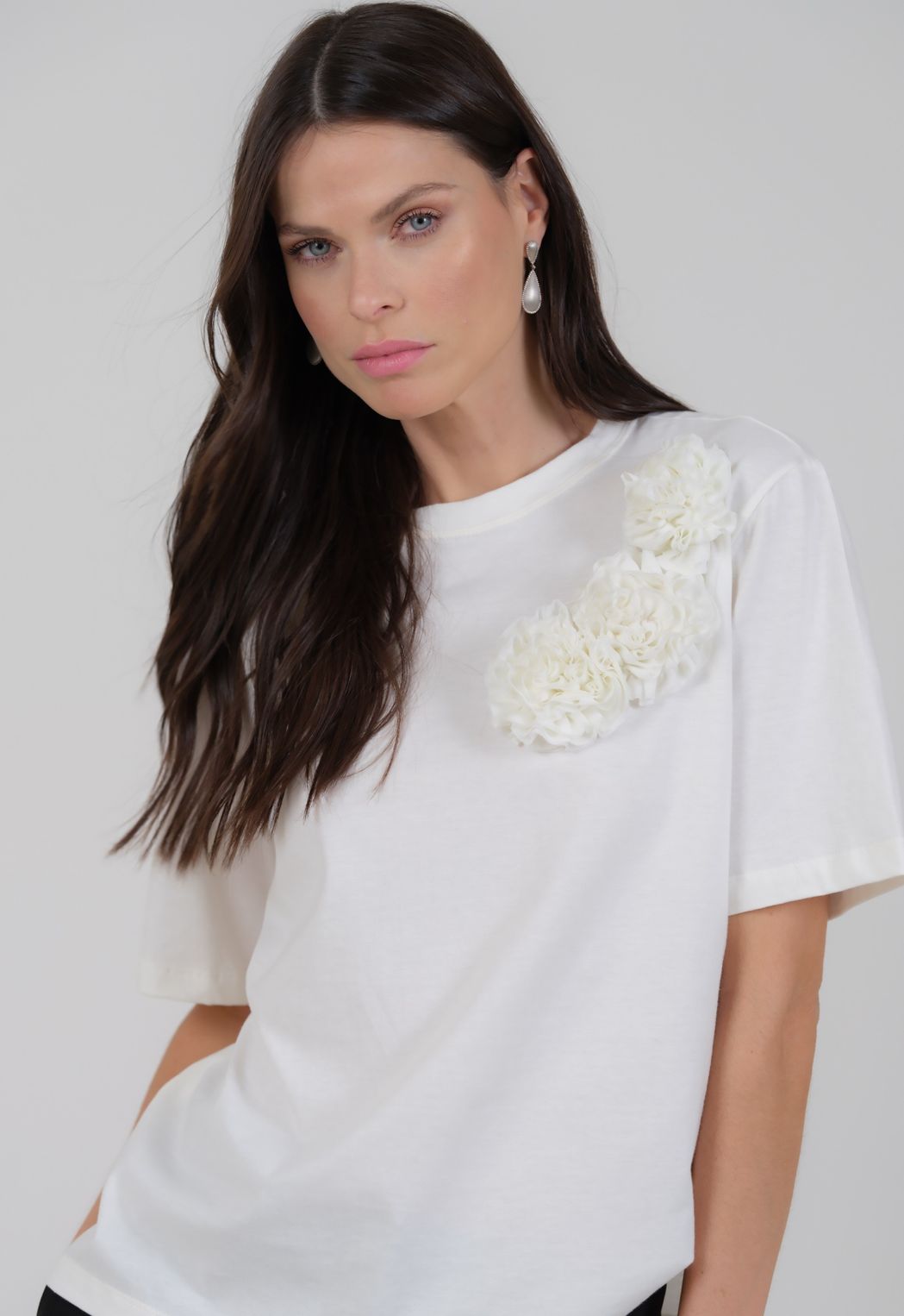 Camiseta Detalhes de Flores Off White Anna