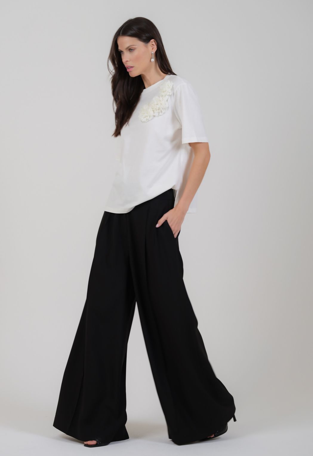 Camiseta Detalhes de Flores Off White Anna