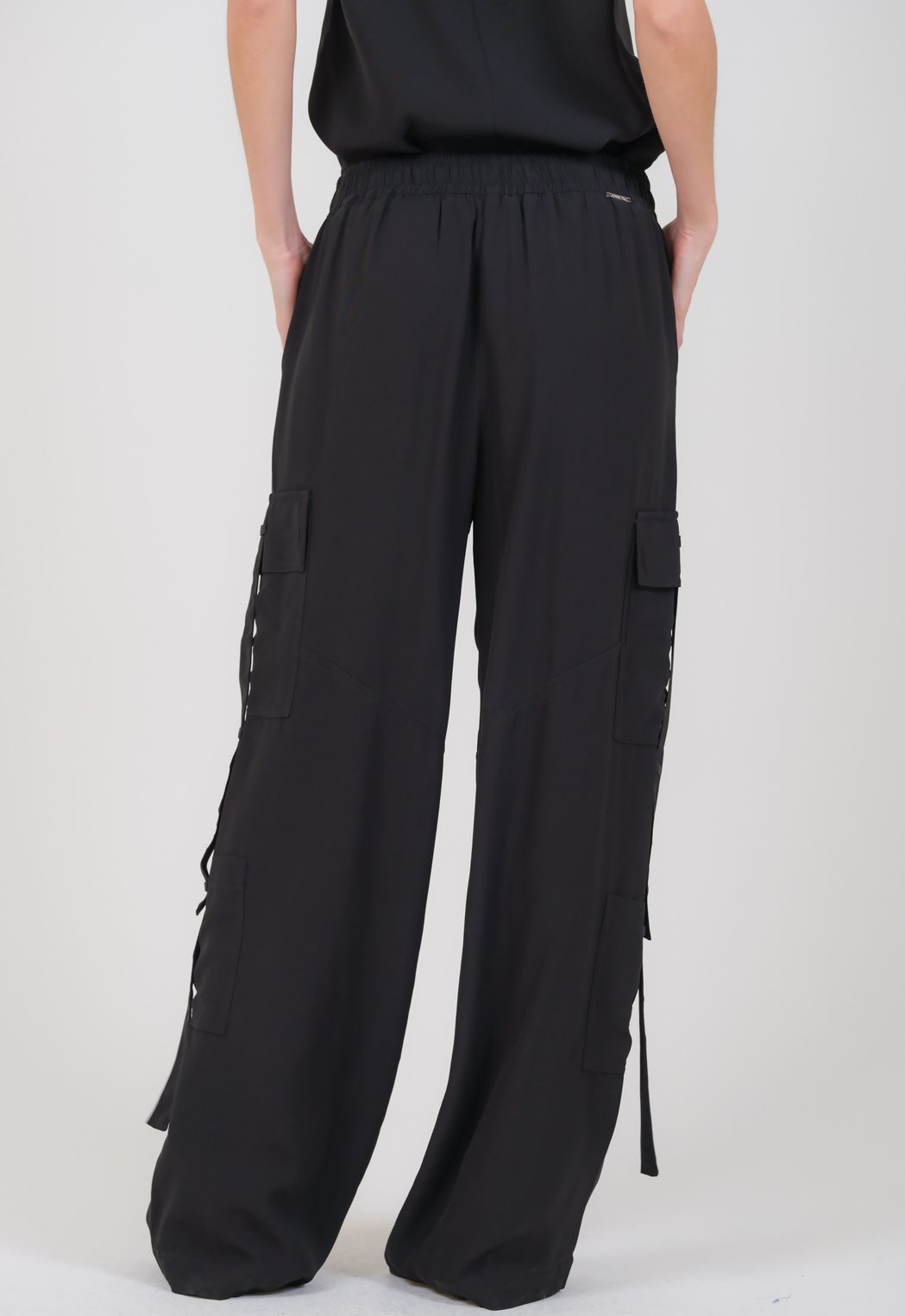 Calça Cargo Crepe Preto Isadora