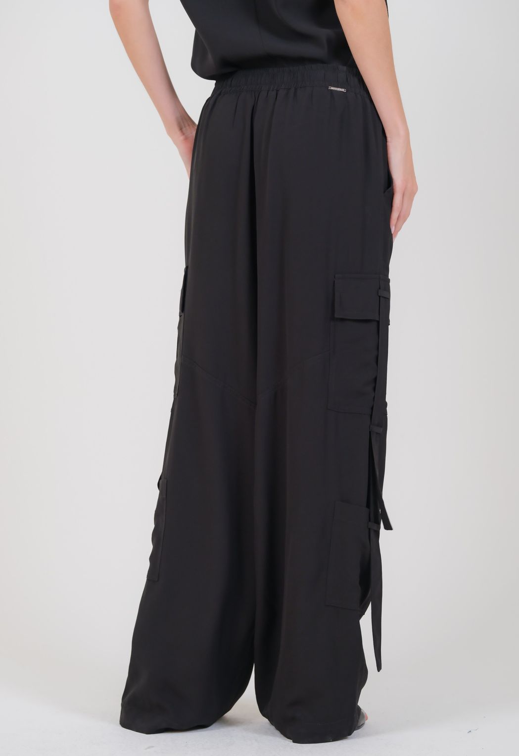 Calça Cargo Crepe Preto Isadora