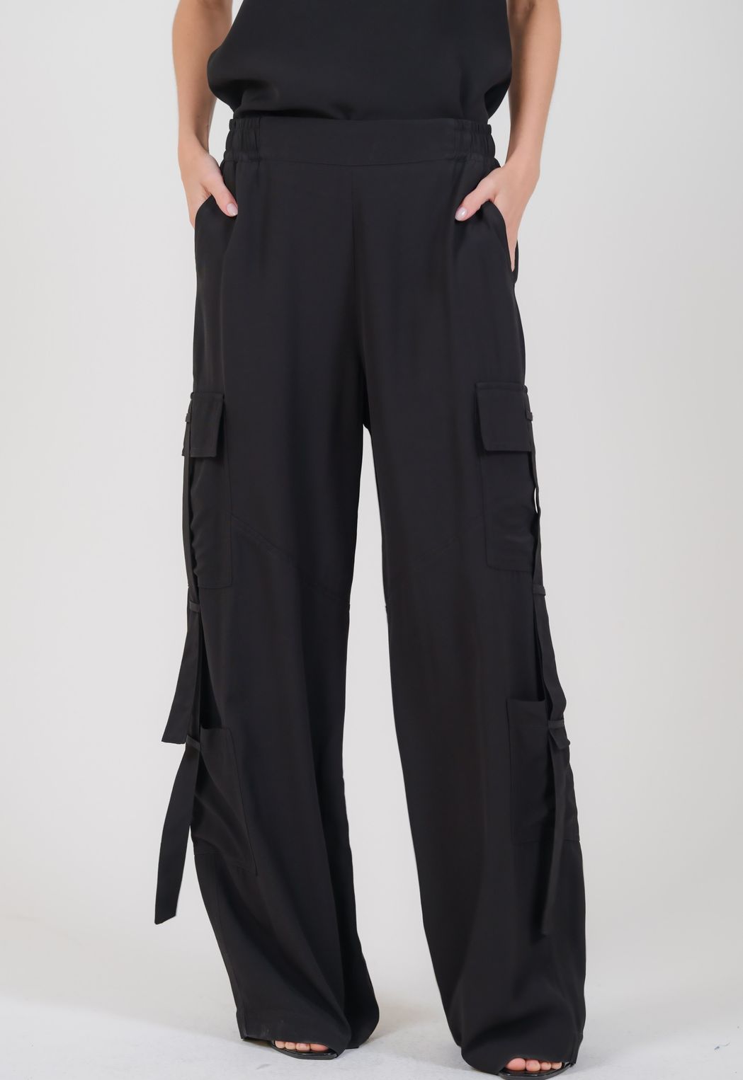 Calça Cargo Crepe Preto Isadora