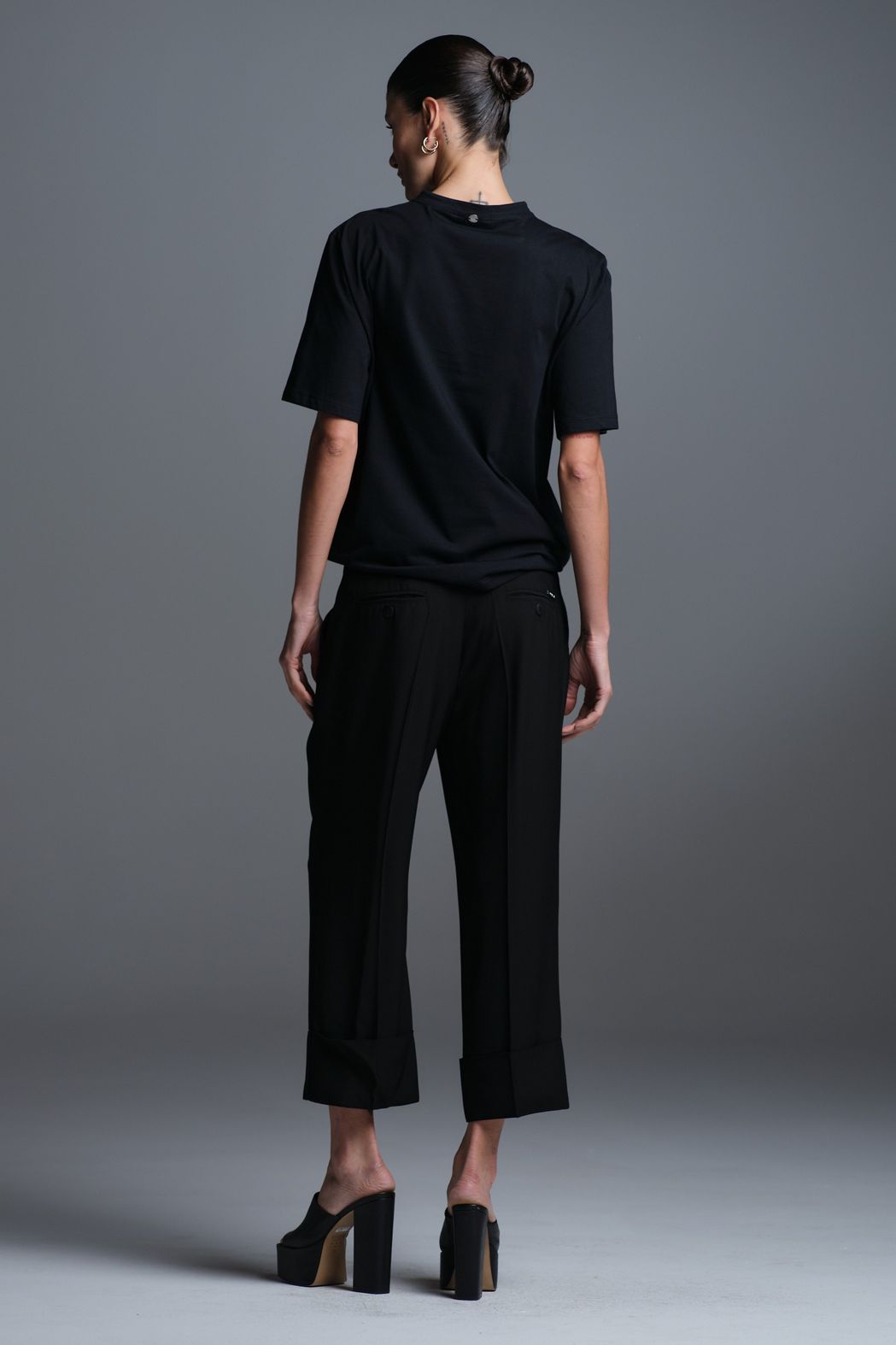 Camiseta Decote Redondo Preto Claudia