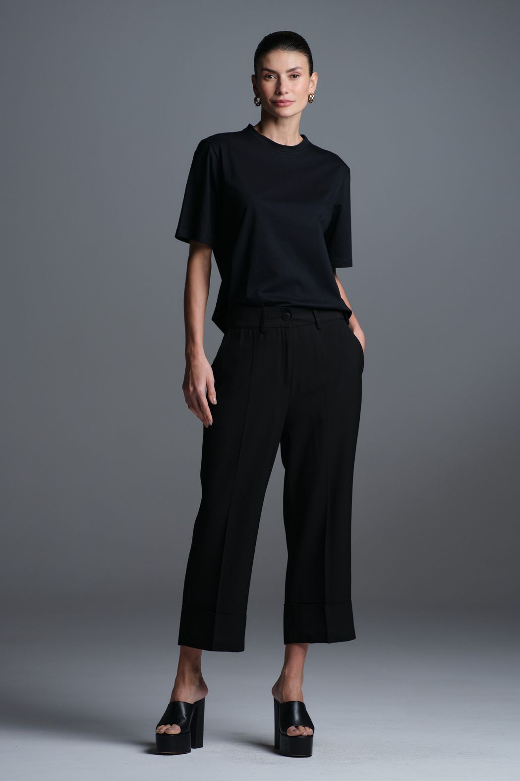 Camiseta Decote Redondo Preto Claudia